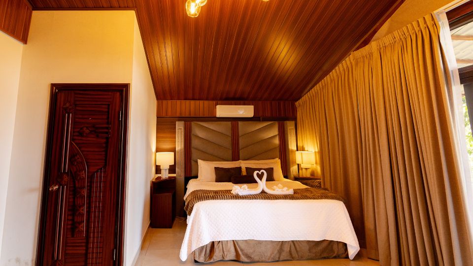 Habitación acogedora en Villa Shalom, con cama grande, lámparas suaves y decoración elegante, ideal para una estancia relajante.