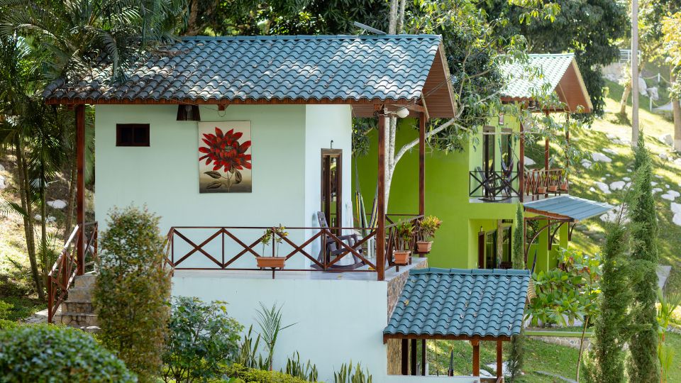 Cabañas de Villa Shalom en Santa Rosa de Copán, Honduras, rodeadas de naturaleza y con detalles decorativos en sus balcones.