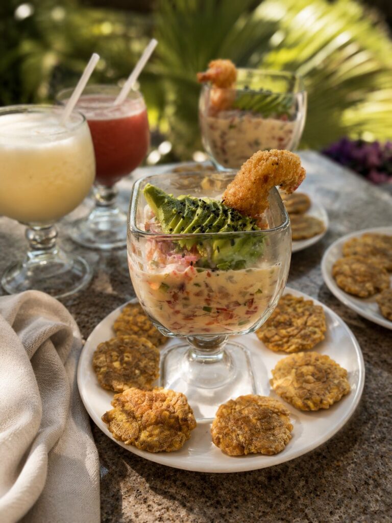 Deliciosos cócteles y un postre con camarones, acompañado de galletas, servidos en Villa Shalom en Santa Rosa de Copán, Honduras.
