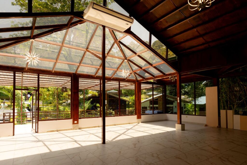 Espacio interior luminoso de Villa Shalom, con grandes ventanales que ofrecen vistas al exterior y un ambiente acogedor.