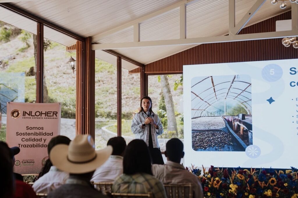 Presentación en Villa Shalom, con un orador frente a una pantalla que muestra un proyecto, mientras el público escucha atentamente.