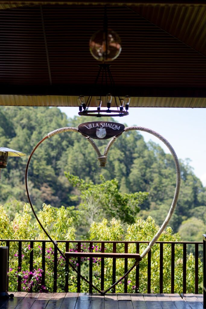 Decoración en forma de corazón en un balcón con vista a la naturaleza en Villa Shalom, Santa Rosa de Copán, Honduras.