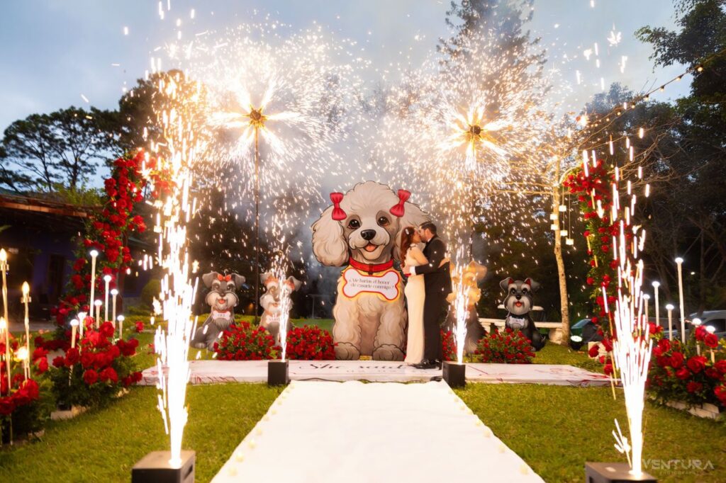 Pareja de novios en una ceremonia con un gran muñeco de peluche y fuegos artificiales, en el jardín de Villa Shalom en Santa Rosa de Copán, Honduras.