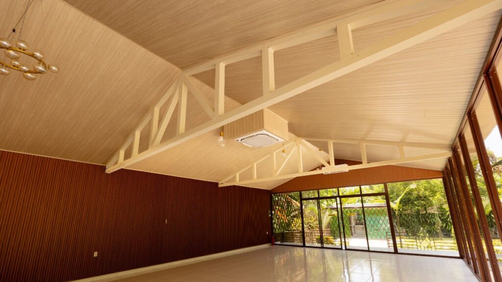 Interior amplio y luminoso de una sala en Villa Shalom, con techos altos y grandes ventanales que dan al exterior.